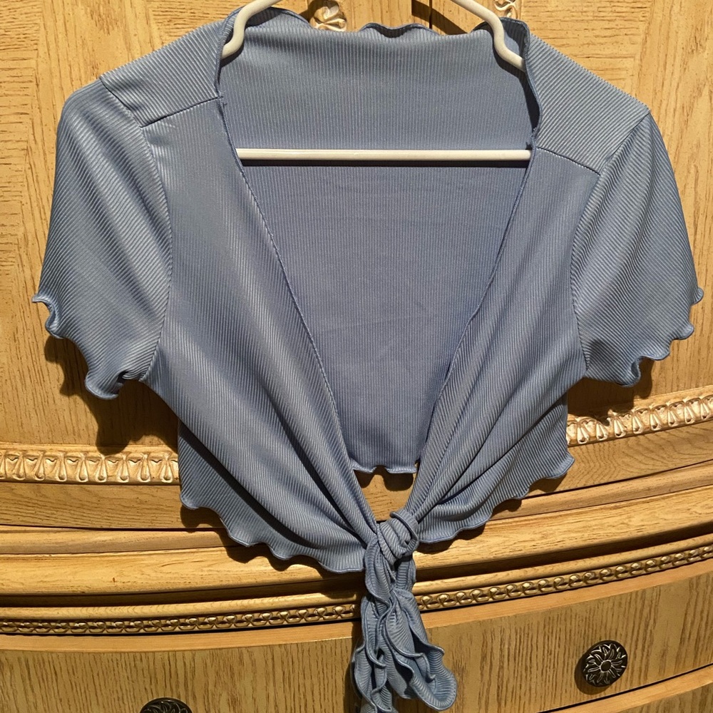 Blue cropped shirt